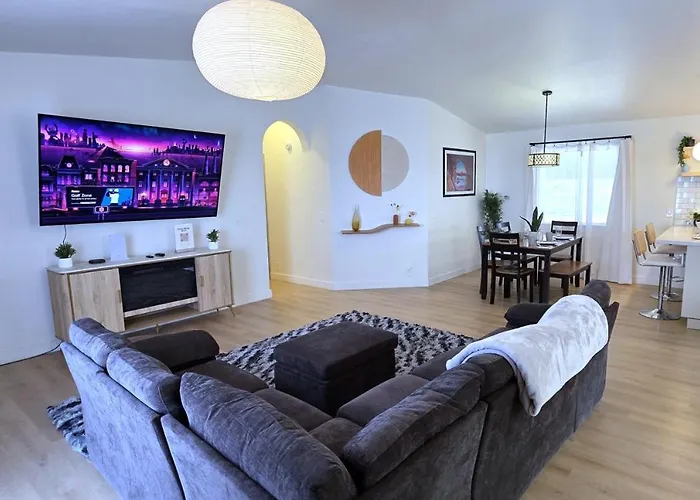 Holiday home Cliff Views, Hot Tub, Game Room, Kayaks *
